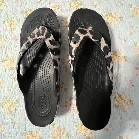 CROCS Black and Leopard Print Sandals size 10 - Picture 1 of 4